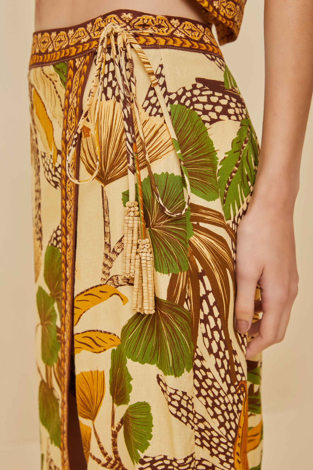 Sand Foliage Sketch LENZING™ ECOVERO™ Euroflax™ Midi Skirt - FARM Rio FOLIAGE SKETCH SAND